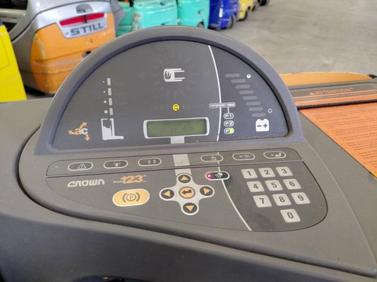 Chariot à mât rétractable Crown ESR5000 2.0