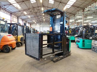 Préparateur de commandes à nacelle élevable Caterpillar NOH10N