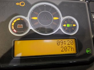 Chariot à mât rétractable multidirectionnel UniCarriers 250DTFVRE635UFW