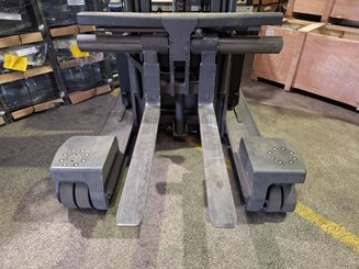 Chariot à mât rétractable multidirectionnel UniCarriers 250DTFVRE635UFW