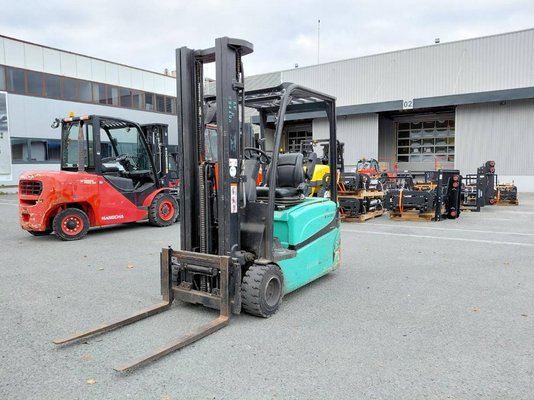Chariot élévateur frontal 3 roues Yale ERP16VTLWB