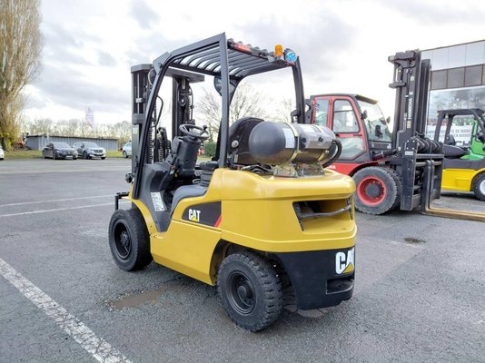 Chariot élévateur frontal 4 roues Caterpillar GP30N