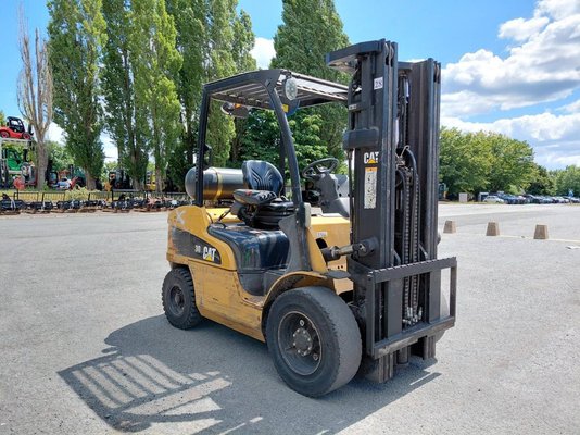 Chariot élévateur frontal 4 roues Caterpillar GP30N