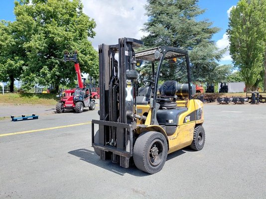 Chariot élévateur frontal 4 roues Caterpillar GP30N