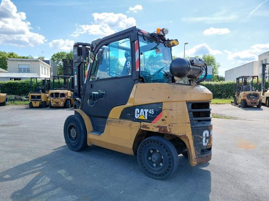 Chariot élévateur frontal 4 roues Caterpillar GP45N