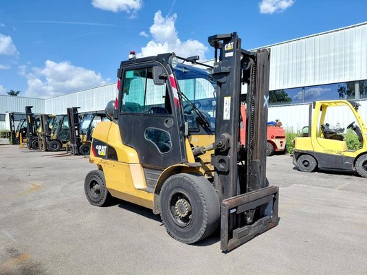 Chariot élévateur frontal 4 roues Caterpillar GP45N