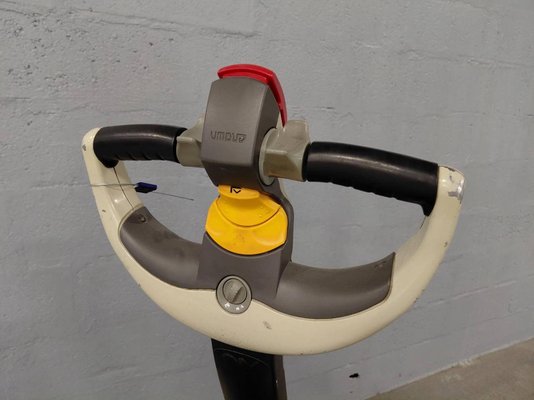 Transpalette accompagnant Crown WP3020-2.0