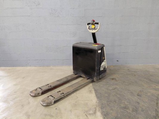 Transpalette accompagnant Crown WP3020-2.0