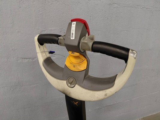 Transpalette accompagnant Crown WP3020-2.0