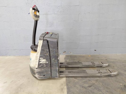 Transpalette accompagnant Crown WP3020-2.0