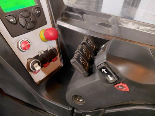 Chariot à mât rétractable Caterpillar NR14N