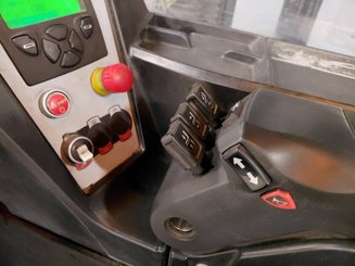 Chariot à mât rétractable Caterpillar NR14N