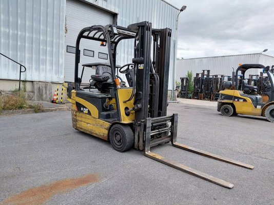 Chariot élévateur frontal 3 roues Caterpillar EP18NT