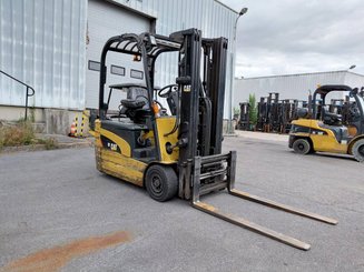 Chariot élévateur frontal 3 roues Caterpillar EP18NT