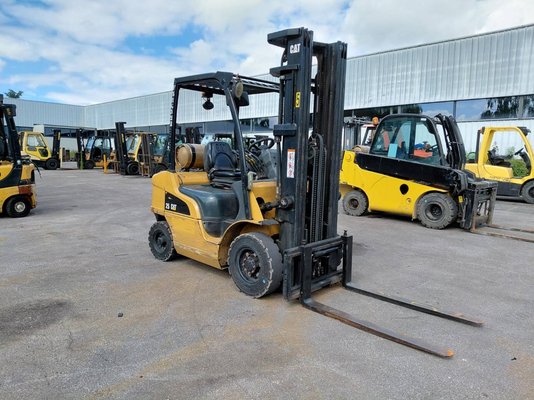 Chariot élévateur frontal 4 roues Caterpillar GP25N