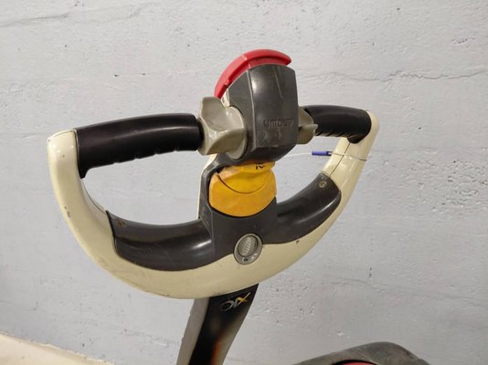 Transpalette accompagnant Crown WP3020-2.0