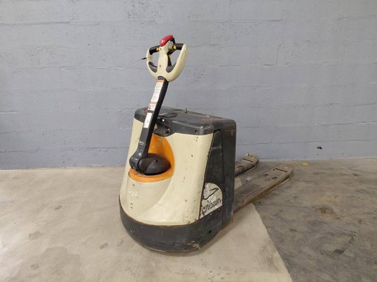 Transpalette accompagnant Crown WP3020-2.0