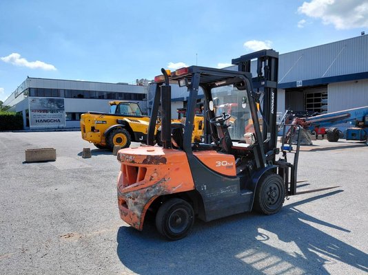 Chariot élévateur frontal 4 roues Doosan D30GP