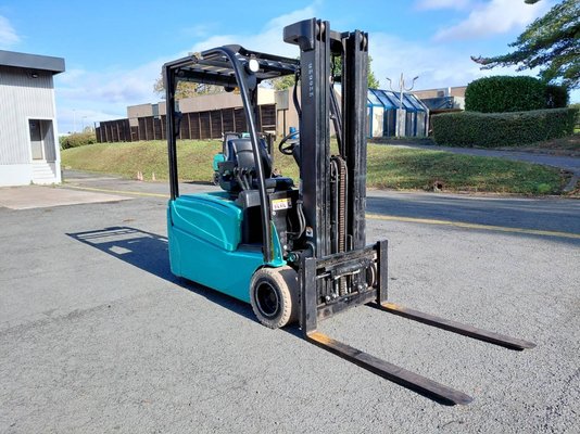 Chariot élévateur frontal 3 roues Yale ERP18VTL