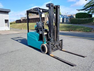 Chariot élévateur frontal 3 roues Yale ERP18VTL