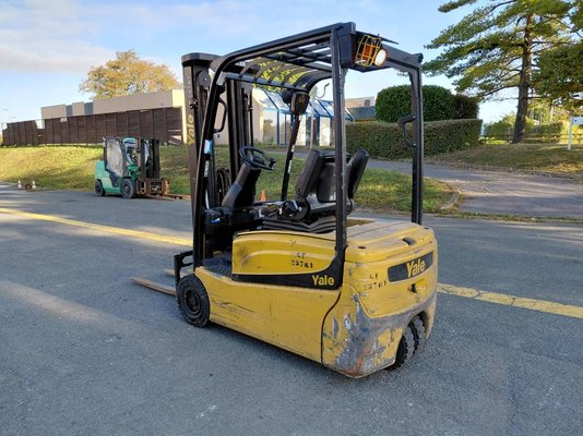 Chariot élévateur frontal 3 roues Yale ERP18VTL