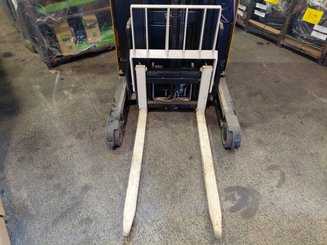 Chariot à mât rétractable Yale MR10E